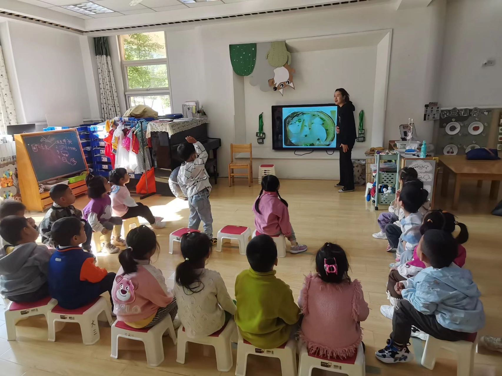 【生活燕幼·年级组动态】下庙分园：“拾秋季，探种植”——小班组种植团活动(1)_html_mdc2465b.jpg