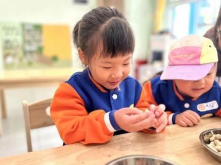 20231108  【生活燕幼·园区动态】“秋韵正浓时，悄然迎立冬”——舌尖上的节气之立冬_html_m765cae2f.jpg