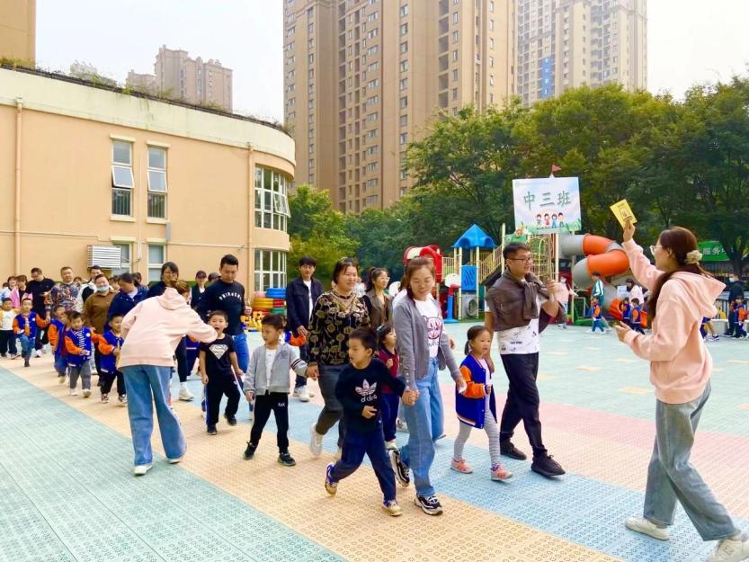 【生活燕幼·年级组动态】下庙分园：“大手牵小手，一起来运动”——中班半日开放暨亲子运动会活动_html_441ed01c.jpg