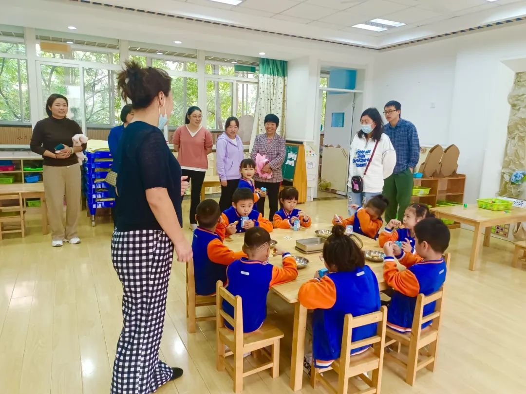 【生活燕幼·年级组动态】下庙分园：“大手牵小手，一起来运动”——中班半日开放暨亲子运动会活动_html_m3e3c83bd.jpg