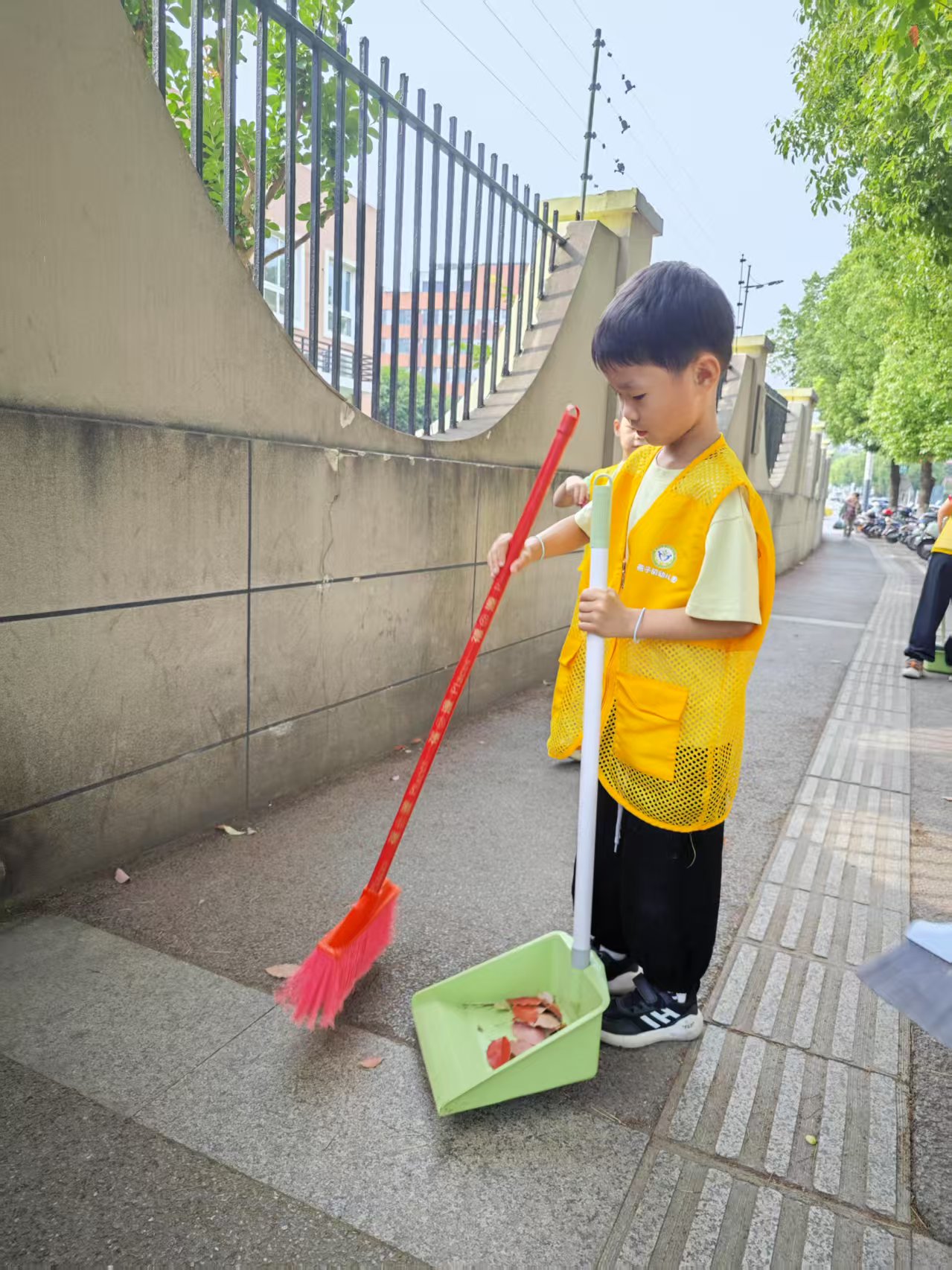 20250528【生活燕幼】“以爱驱碍，让爱启航”——燕子矶幼儿园助残月活动_html_m56ce2b06.jpg