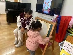 【生活燕幼·教研组动态】燕幼中心园“游戏促发展，教研共成长”——美术教研组区域游戏开放活动_html_6d1cadc5.jpg