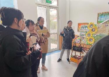 20230403【生活燕幼·园区动态】中心园：“邂逅春天 角落遇美”——班级自然角观摩评比活动_html_52ea6764.jpg