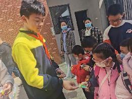 【生活燕幼·年级组动态】燕幼中心园“小学初体验，衔接零距离”——大班社区活动参观小学_html_78629fa8.jpg