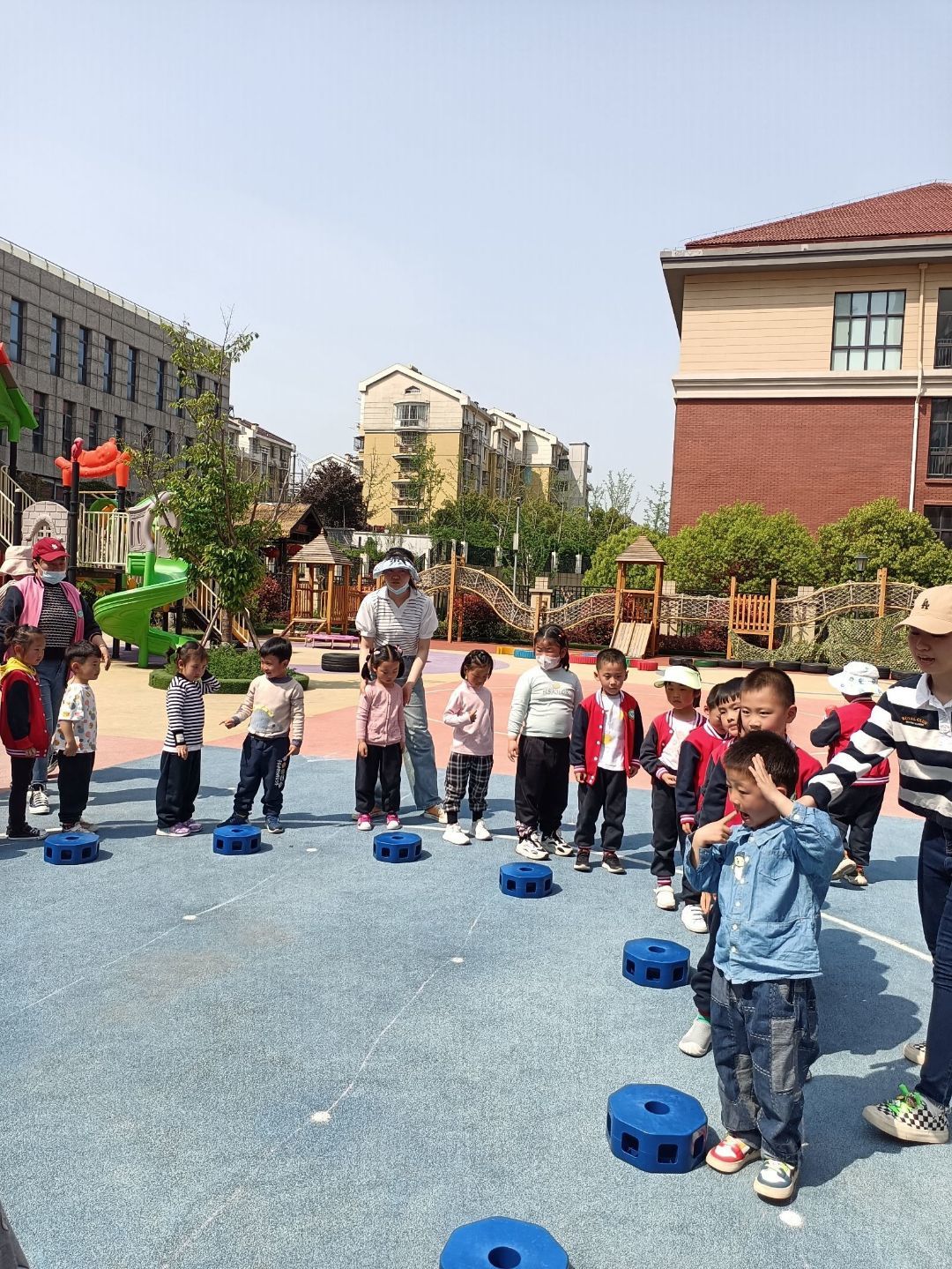 20230411新城中班年级组运动会新闻_html_71113c5f.jpg