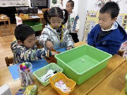 2023.3.24【生活燕幼·教研组动态】燕幼中心园：探索大奥秘 畅玩科学区---科学教研组区域游戏开放_html_4778a7f1.jpg