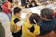 20241008【生活燕幼·班级动态】中心园：“孝润童心，爱满重阳”——重阳节活动_html_4c4dd623.jpg