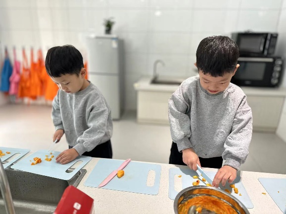 20241023  【生活燕幼&middot;园区动态】“霜降至，柿子红”——舌尖上的节气之霜降_html_m6fb5882f.jpg
