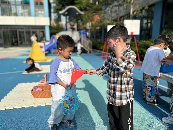 20241002  【生活燕幼&middot;园区动态】“稚趣迎国庆，童心向祖国”——国庆节系列活动_html_20fd6259.jpg