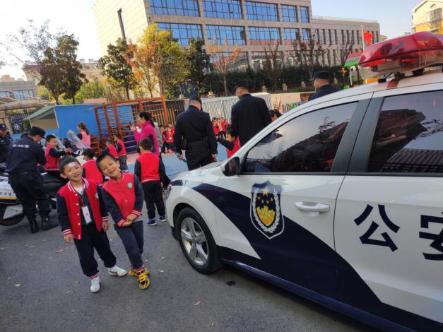 20201112新城警车进校园_html_39a56c5.jpg