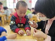 【生活燕幼·园区动态】燕幼中心园：“春风十里不如你，铿锵玫瑰绽芬芳”——三八妇女节活动_html_29133eab.jpg