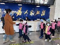 2023.3.14【生活燕幼·年级组动态】燕幼中心园：“走进派出所、警幼零距离”---中班年级组社区活动_html_m1414c0ca.jpg