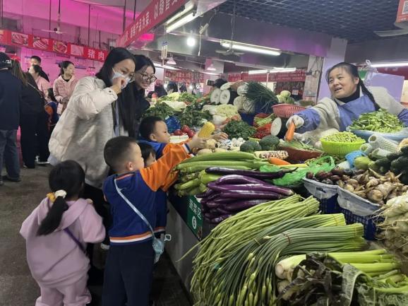 20231123【生活燕幼·园区动态】燕鸣苑分园：走，我们去买菜——中班年级组社会实践活动_html_261192f5.jpg