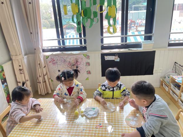 2024.10.8【园区动态】新城园区：袅袅凉风动，凄凄寒露零 ——小一班寒露节气活动_html_74b06cac.jpg