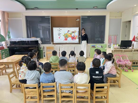 2024.10.8【园区动态】新城园区：袅袅凉风动，凄凄寒露零 ——小一班寒露节气活动_html_mbbead4a.jpg