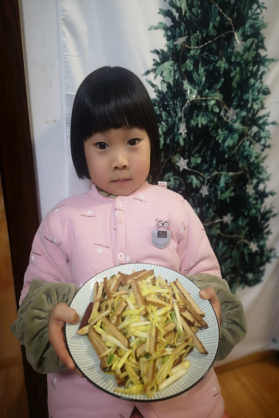 【年级组动态】祥和园区：“大蒜宝宝成长记”_html_643f69.png