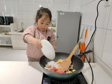 @20241129【生活燕幼·园区动态】萌娃庆生，童趣飞扬——十一月“小桃子”集体生日会_html_6c9211a5.jpg