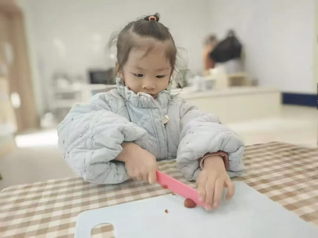 20241206【生活燕幼·园区动态】燕鸣苑分园萌娃迎大雪，巧手制“雪花”_html_2b299ef1.jpg