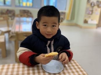 20241224【生活燕幼·园区动态】美好初冬 生日“童”聚——十二月“小桃子”集体生日会_html_m3cd39997.jpg