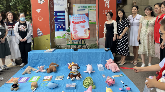 【养正颐小·党建】  党员教师聚合力，爱心义卖齐帮扶  ——中电颐和家园小学党支部开展主题党日活动