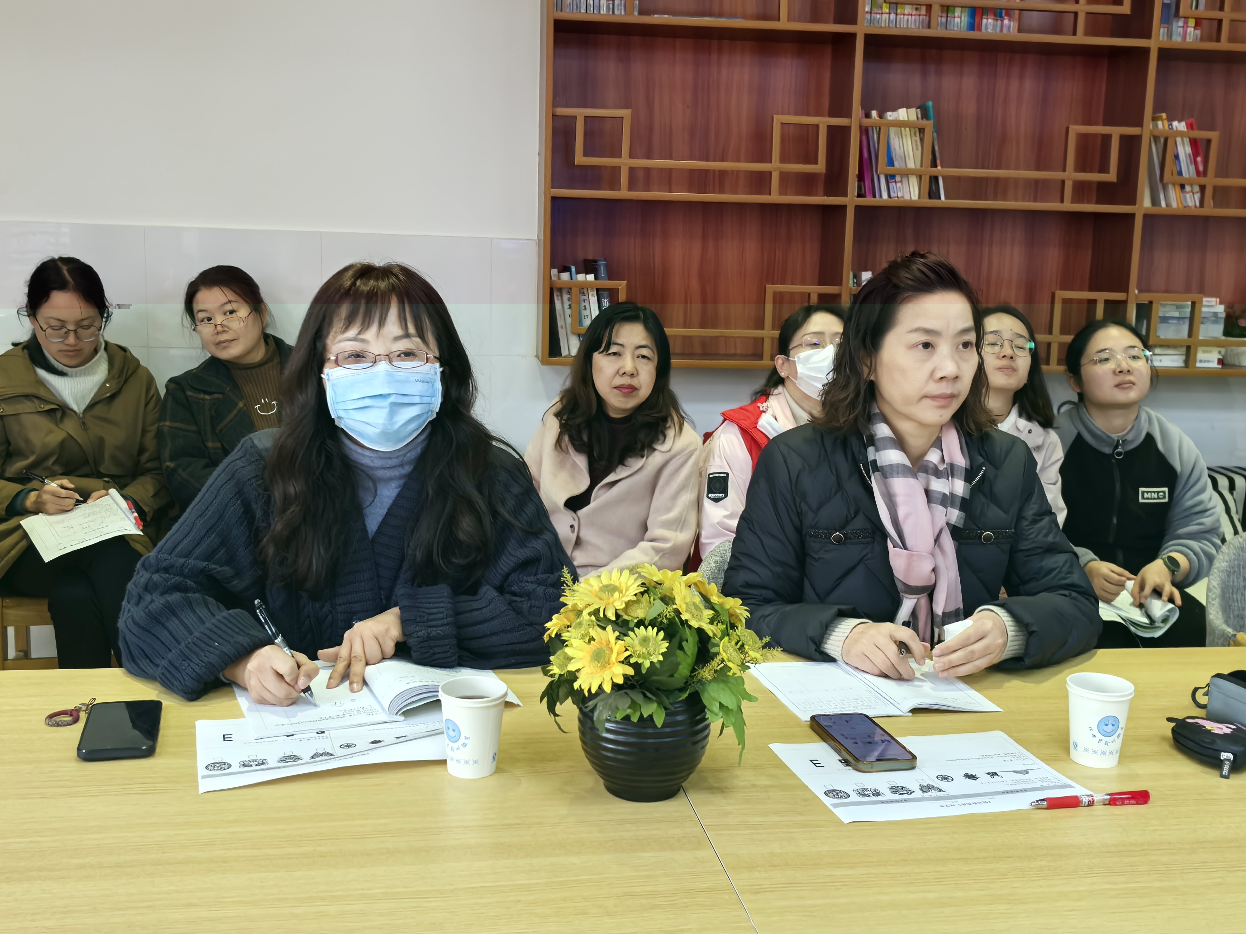 2024.12.5【养正颐小·教学】巧手玩转轴对称 感悟数学对称美——记中电颐和家园小学数学组第七次校本教研活动_html_m4a2e252a.jpg