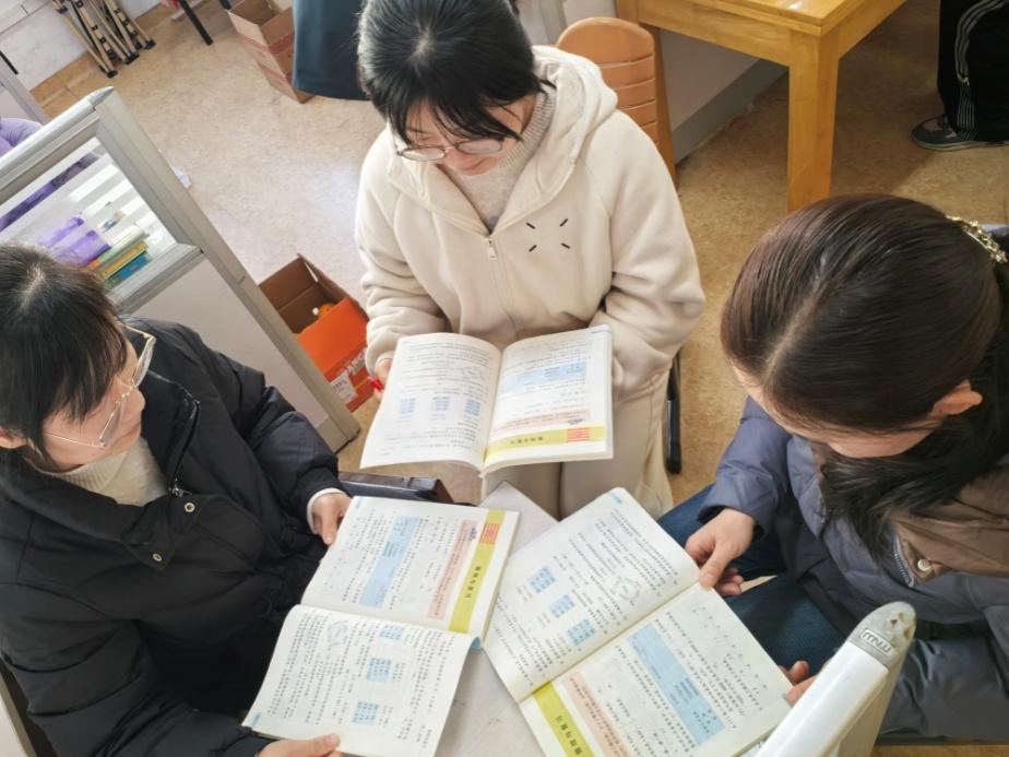 2024.12.19【养正颐小·教学】凝聚智慧，全力以“复”数学第八次集体备课_html_27e77da4.jpg