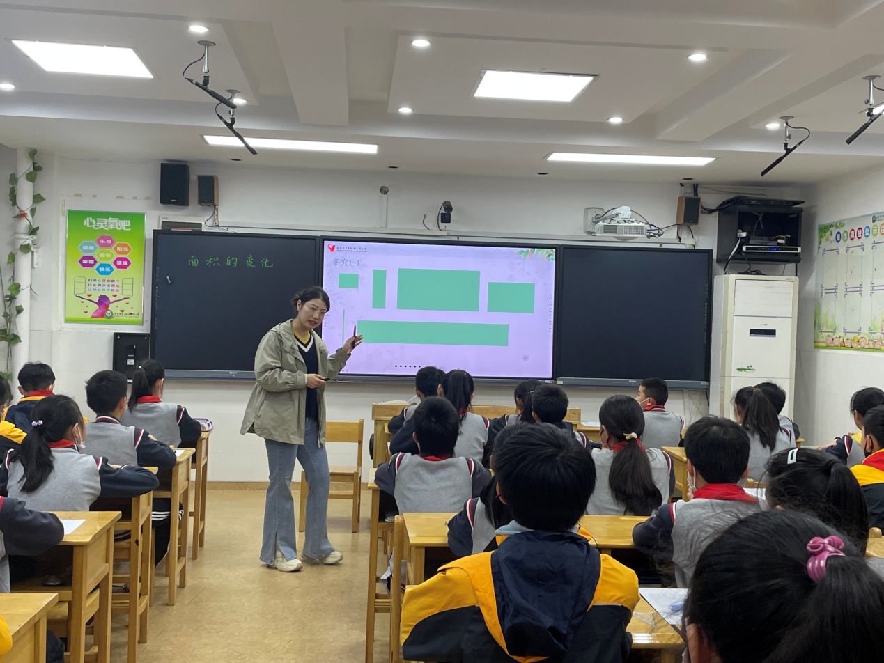 4.13数学课例研讨新闻稿_html_7a7778a.jpg