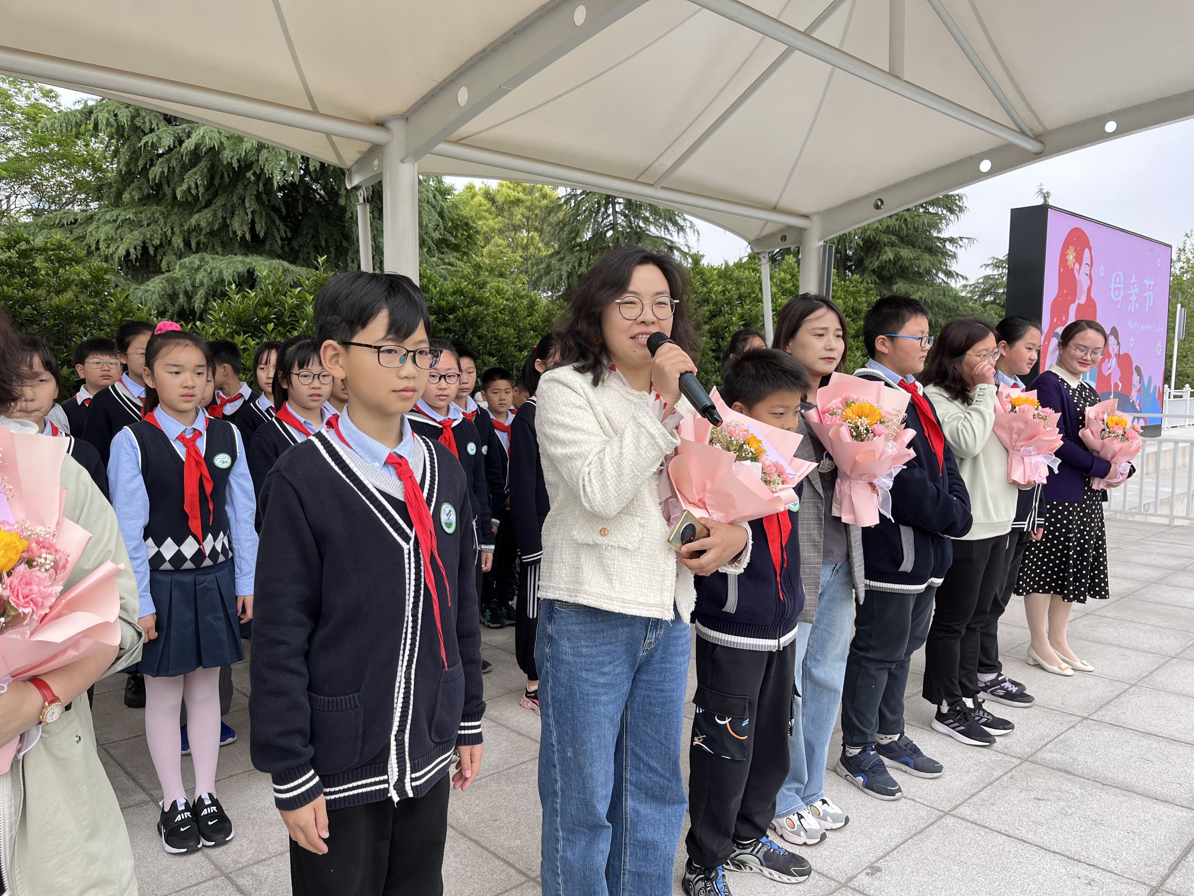 五6升旗仪式新闻稿5.8_html_m64cff974.jpg