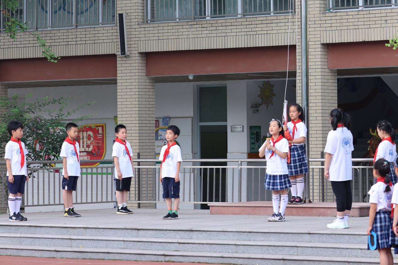 二7班升旗新闻稿(1)(1)_html_2f708bf5.jpg