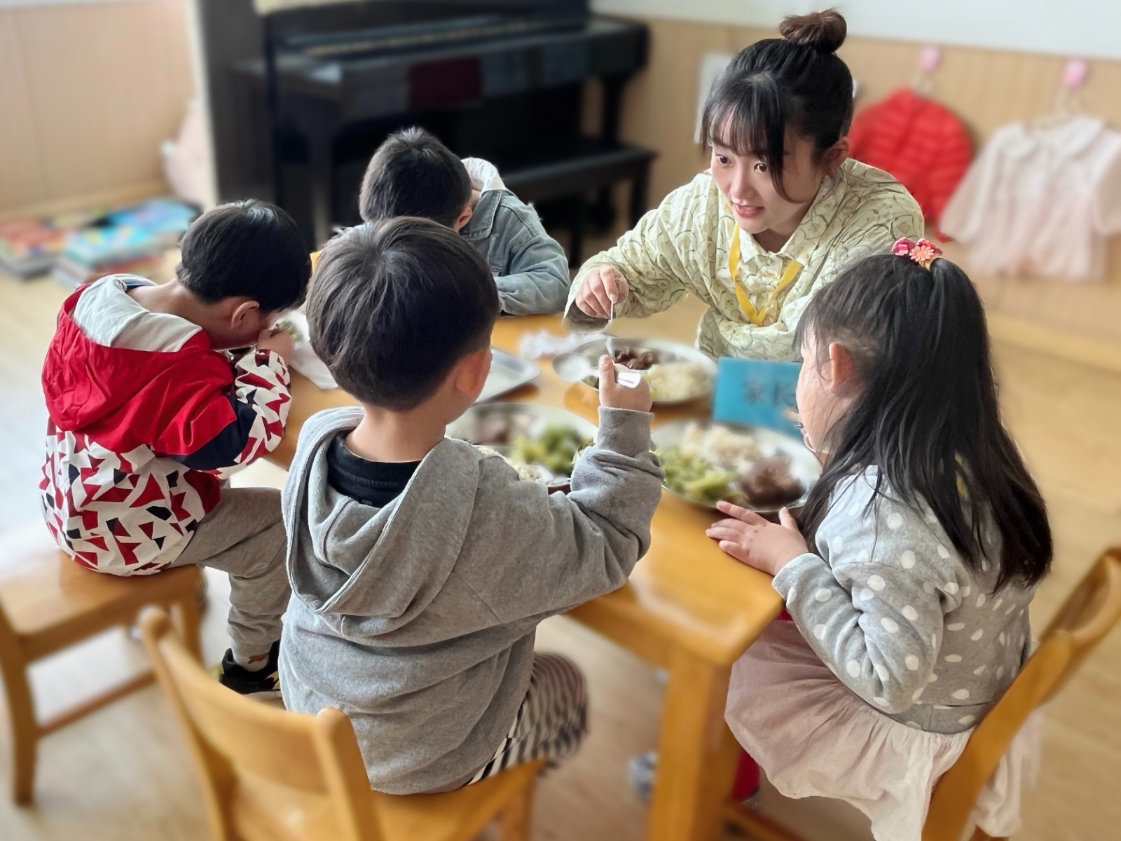 家长陪餐 (2).JPG