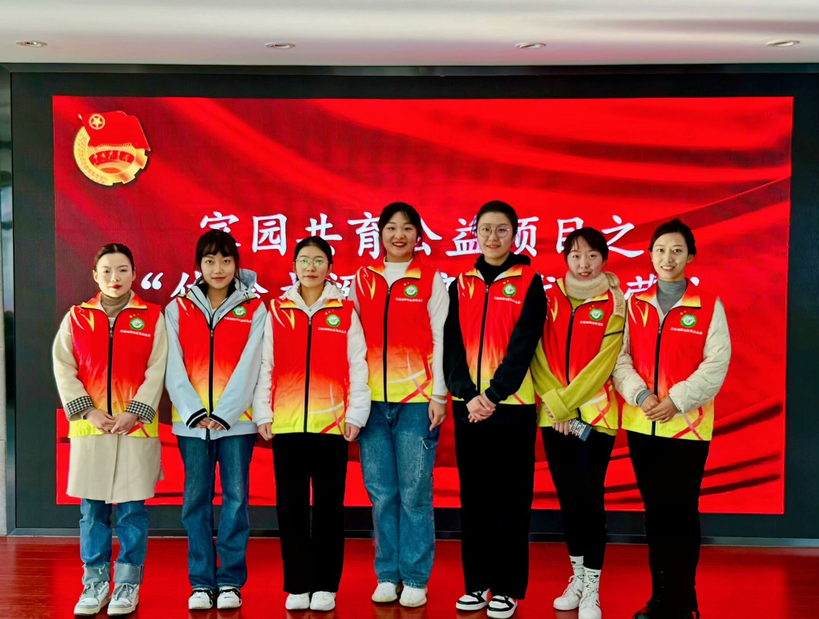 老师合影.jpg