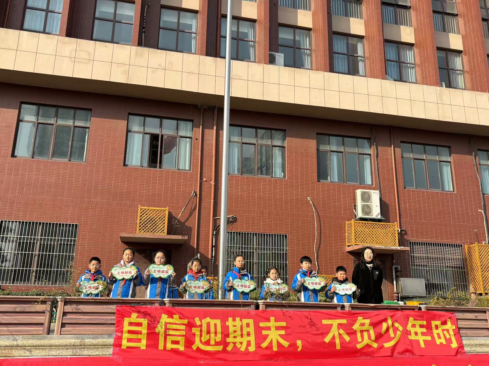 二3班升旗仪式新闻稿_html_319e892d.jpg