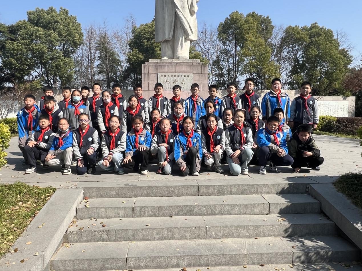 2025.3.24-叶梦瑶-【大爱青秀·德育】揽韵园博园，寻春栖霞山(1)_html_m694160bd.jpg