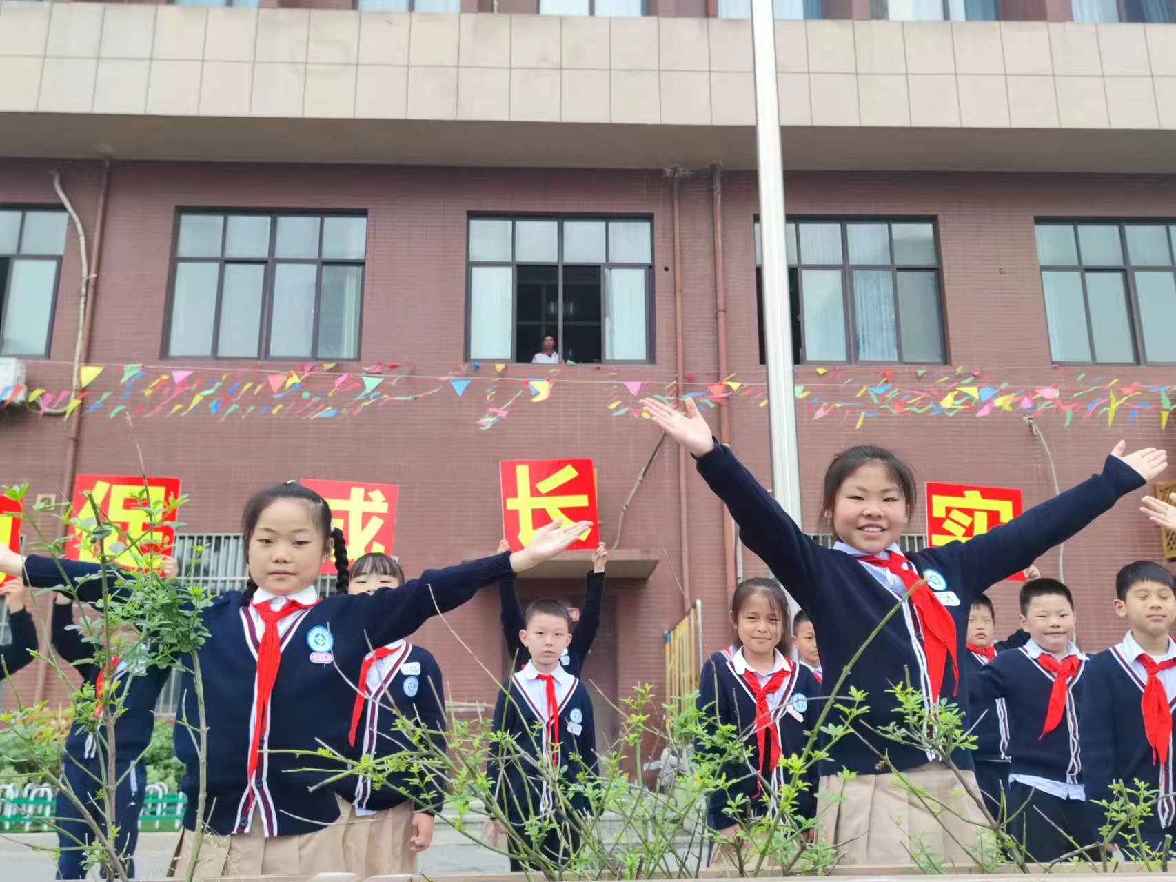 2024.4.29-王涵奕-二3劳动节升旗仪式_html_1758f89.jpg
