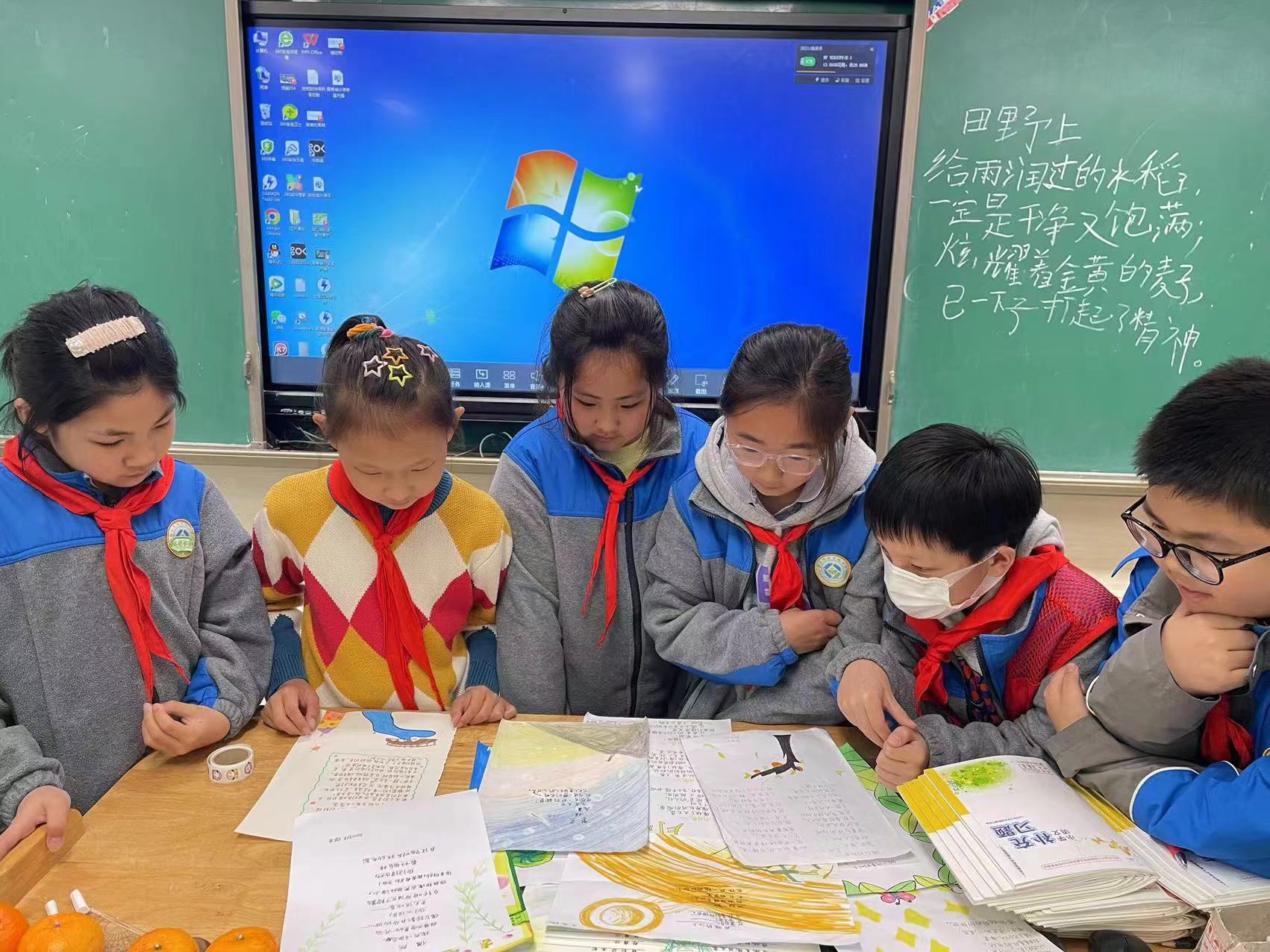 【大爱青秀·读书节】轻叩诗歌大门 用美眼看世界——青秀城小学读书节系列活动(四)_html_m3a82cbf3.jpg