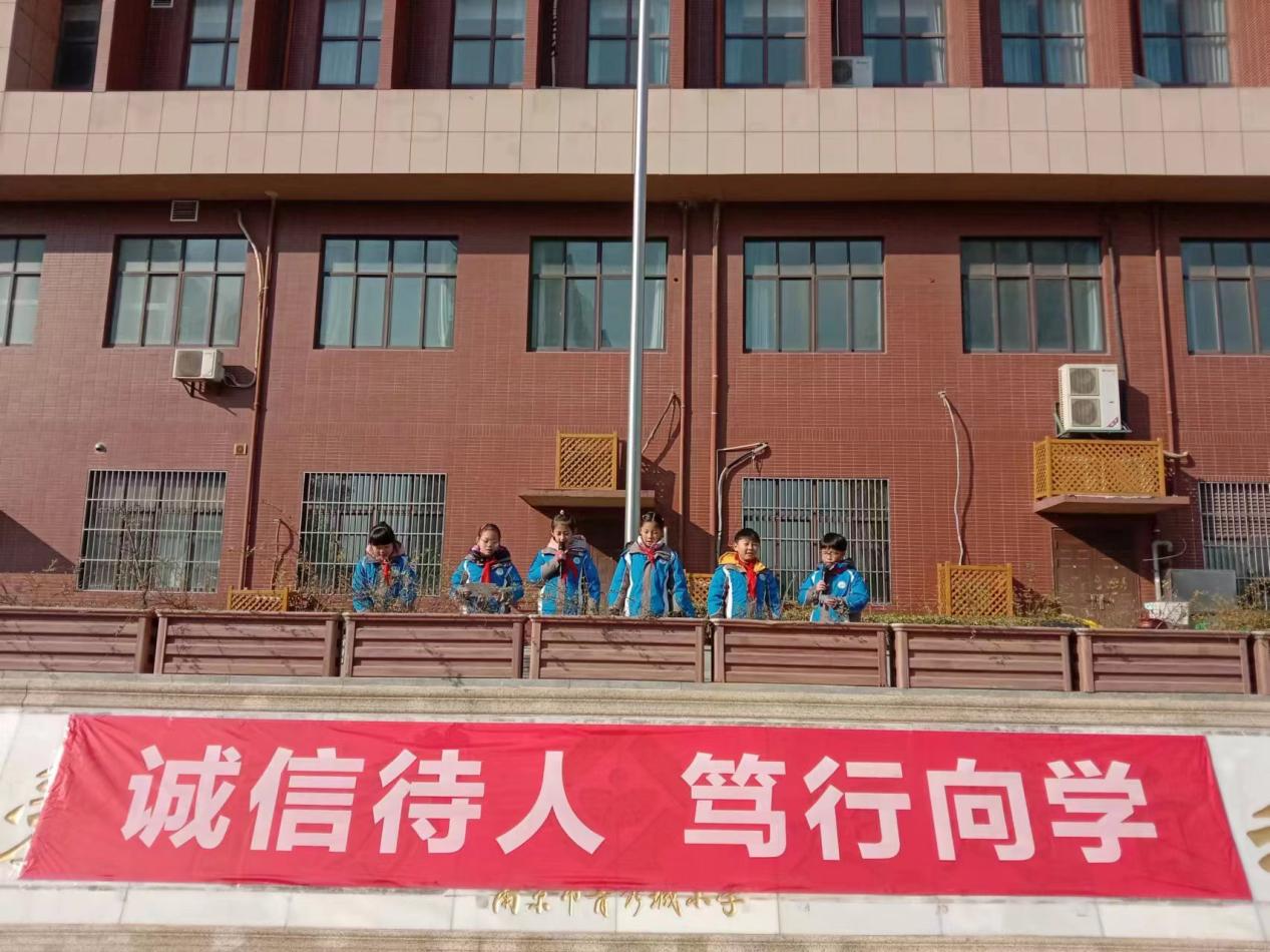 丁倩云12.25三2升旗仪式新闻稿_html_m487c59b3.jpg