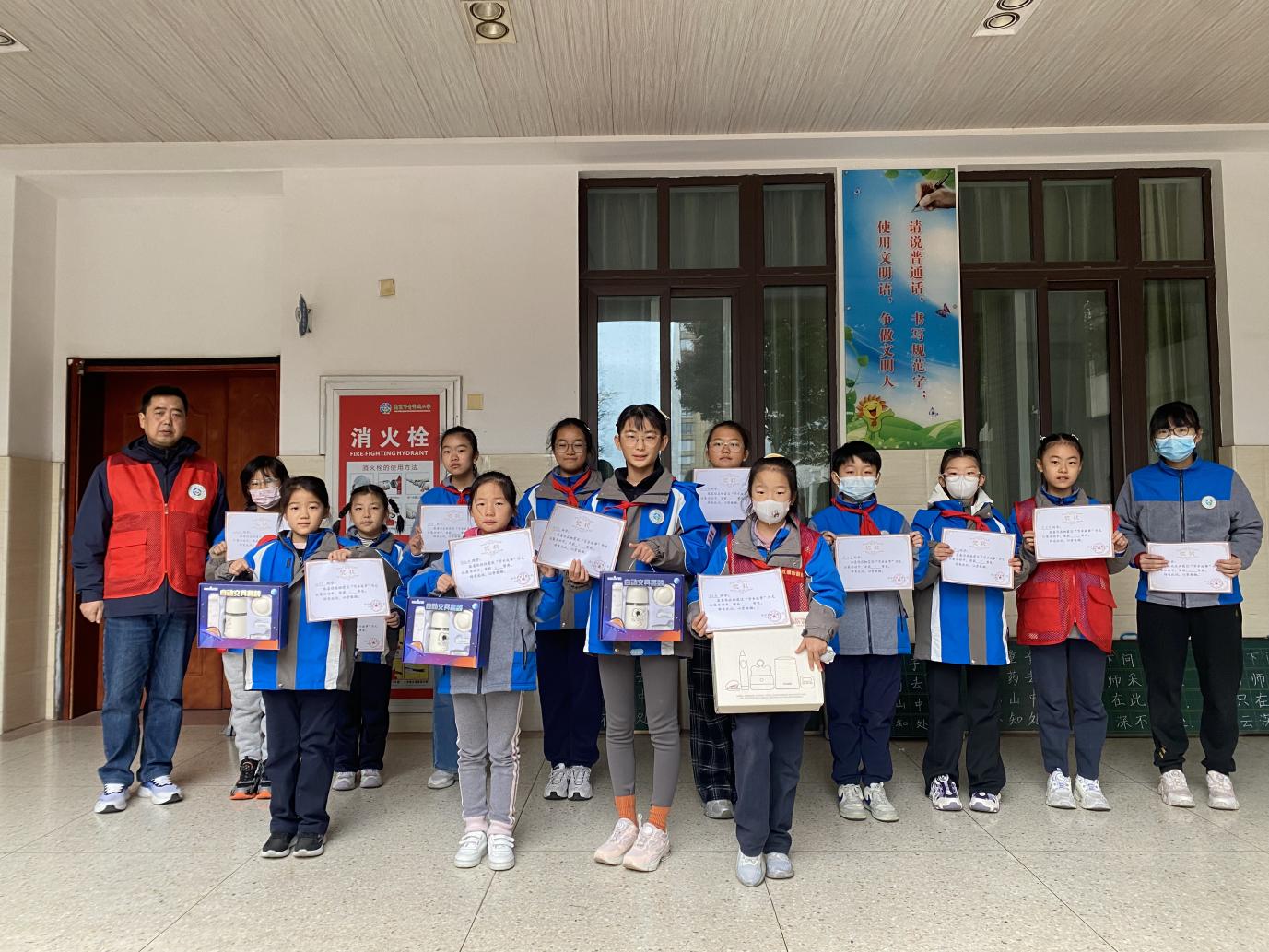 2025.11.18-支丽娟【大爱青秀 记忆德育】礼仪之花常绽放,文明新风拂心田——南京市青秀城小学第十二周升旗仪式_html_m3429e43b.jpg