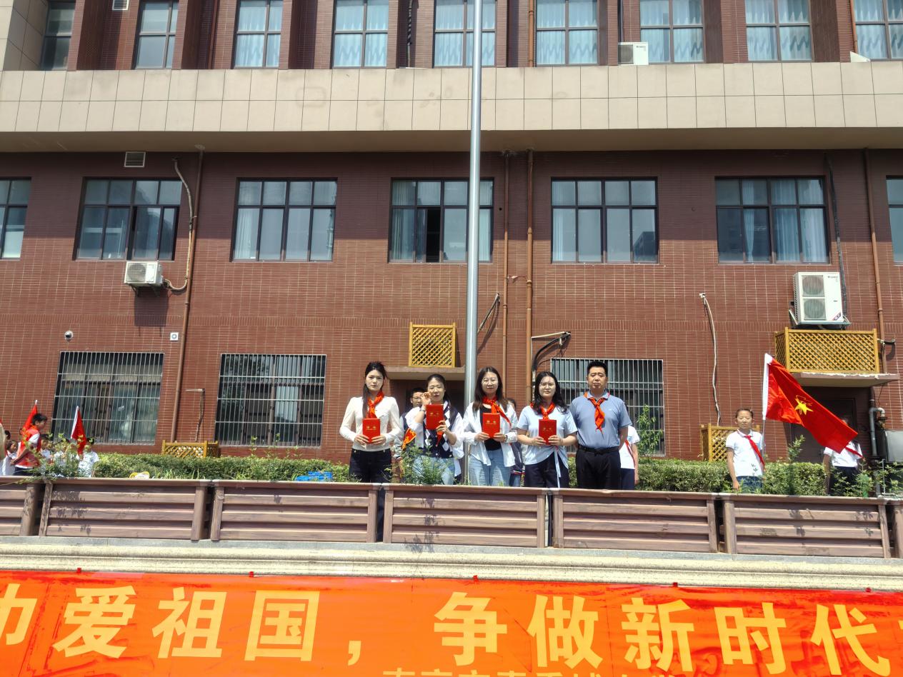 2025.5.26-黄若萱-【大爱青秀&middot;记忆德育】一年级首批少先队员入队仪式_html_2d2dd597.jpg