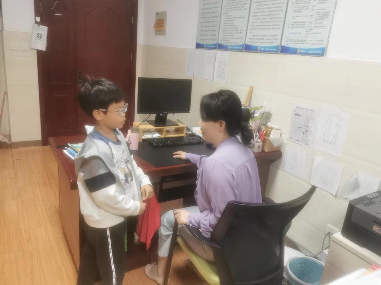 2024.6.24-陆胜南-【大爱青秀&middot;德育】童伴导师∣双向奔赴心连心 暖心暖语共成长——记5月全员导师“温暖对话”活动_html_m26ab8806.jpg