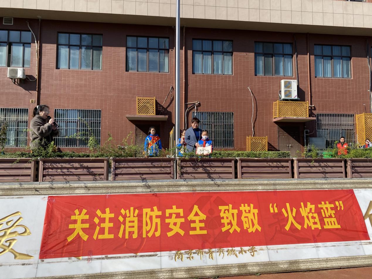 张琰-2023.11.13第十一周五2班升旗_html_m7e59a011.jpg