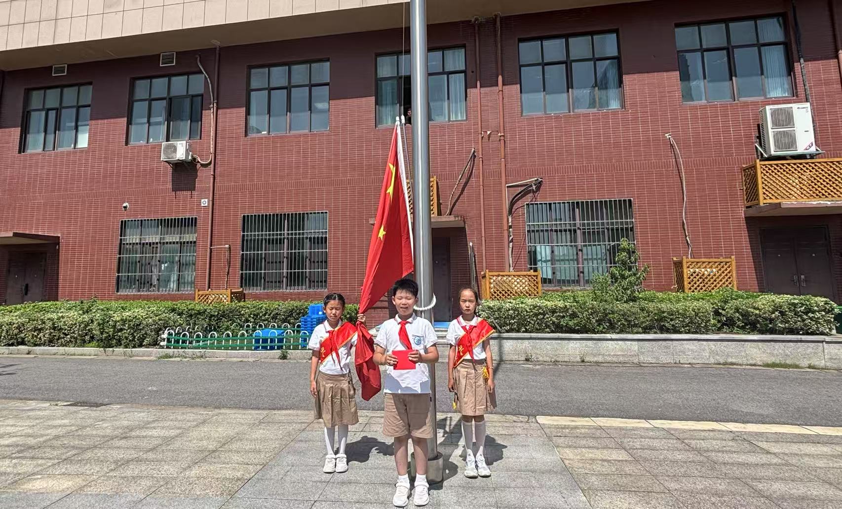 【大爱青秀·少先队】心向阳光，自信迎考  ——南京市青秀城小学第十九周升旗仪式
