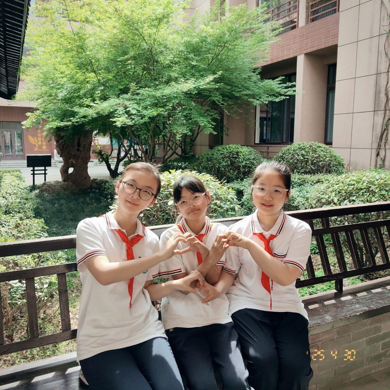 2025.6.23朱婕【大爱青秀&middot;记忆德育】六4比个耶 毕个业_html_m2bc5b571.jpg