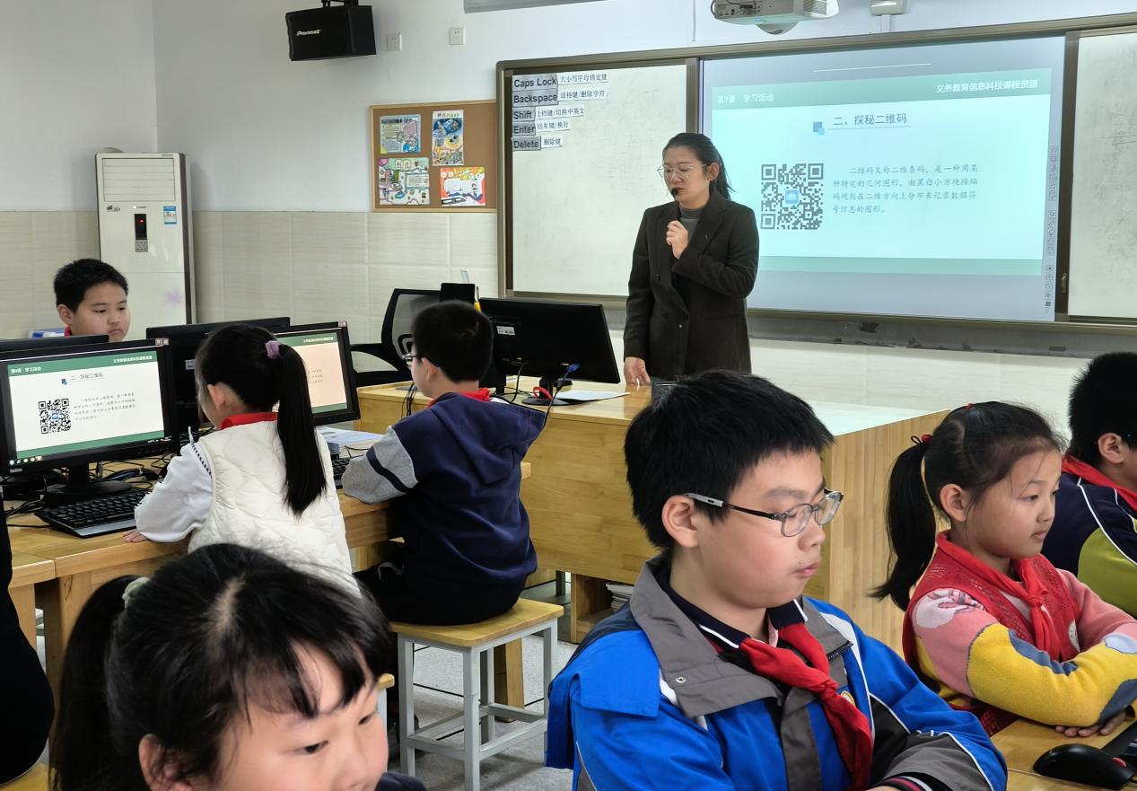 【大爱青秀 教学】课堂展风采,教研促成长 ——记青秀城小学信息校本研修活动_html_6166a2d0.jpg