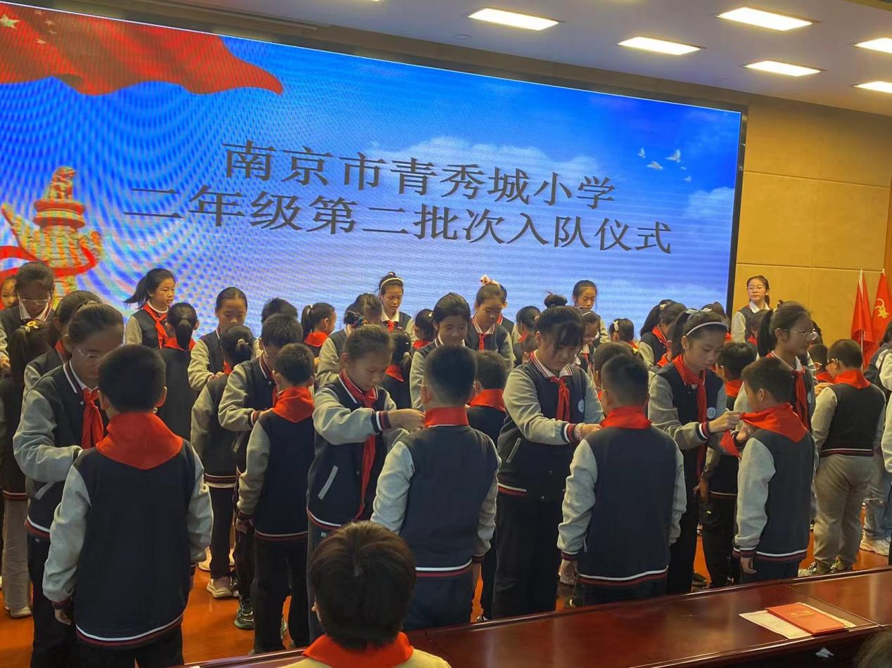 【大爱青秀&middot;少先队】红领巾爱祖国——青小第六次少代会暨二年级第二批次入队仪式(1)_html_m2cefdcad.jpg