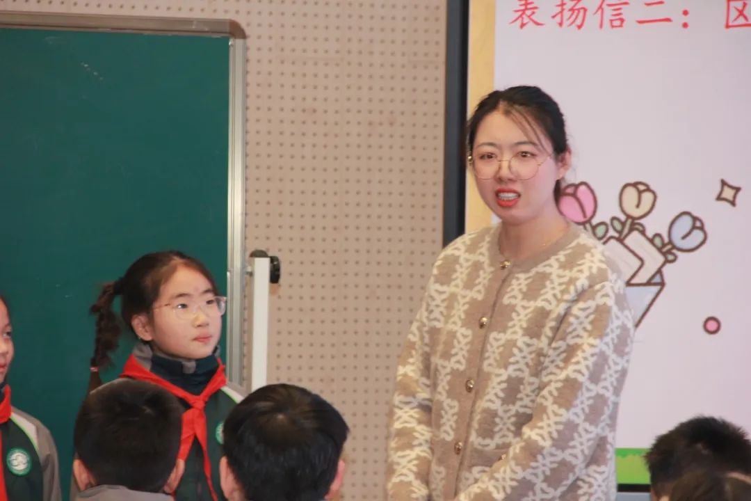 2024.12.5【大爱青秀&middot;德育】名师工作室︳聚焦导师胜任力 助推同伴润心行——栖霞区周宏亮德育名师工作室送教花港一小活动_html_6a9d08c4.jpg
