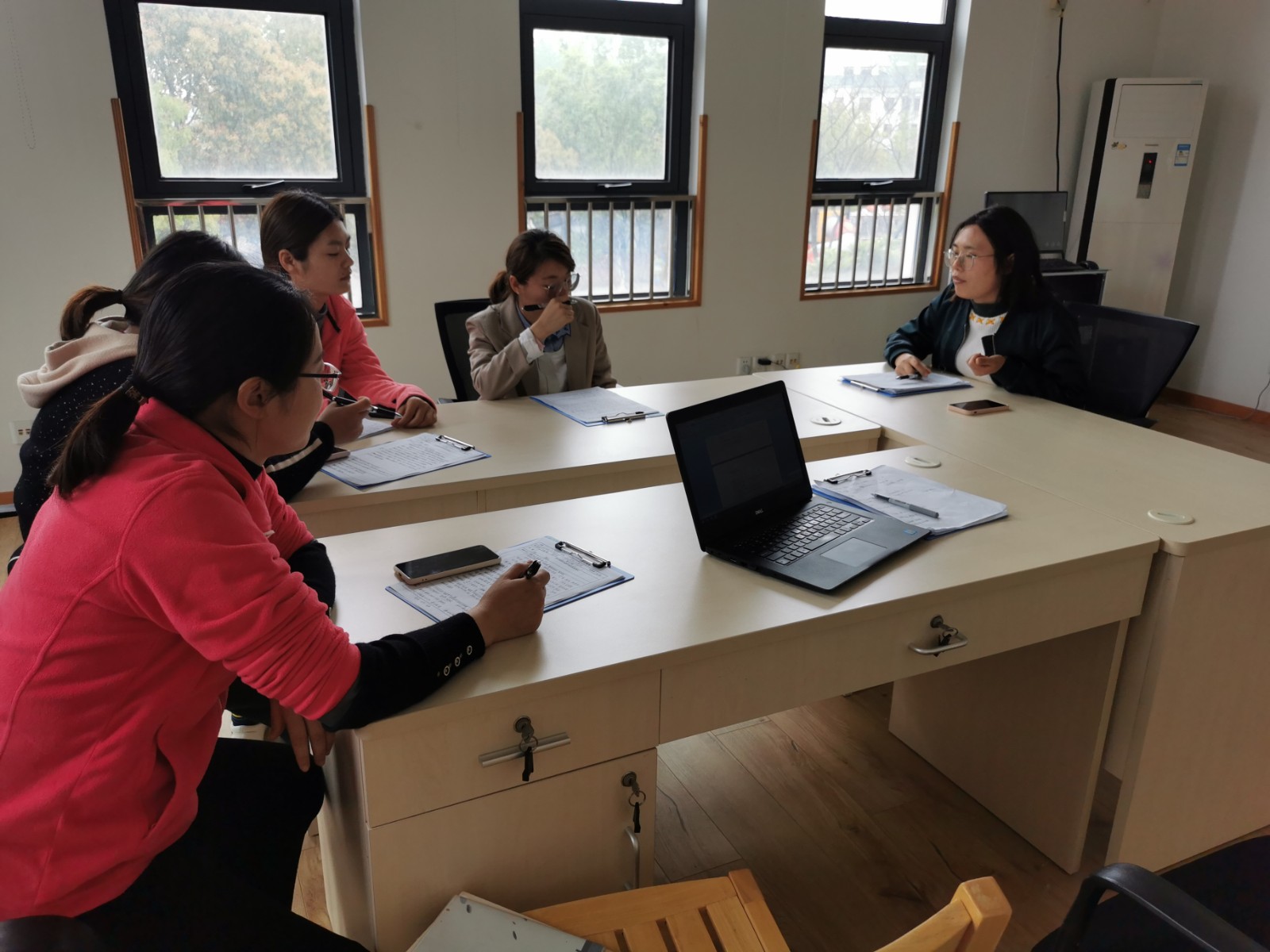 【乐活龙幼】聚焦户外环境，开展有效教研——记龙潭幼儿园长江分园艺术领域教研组活动