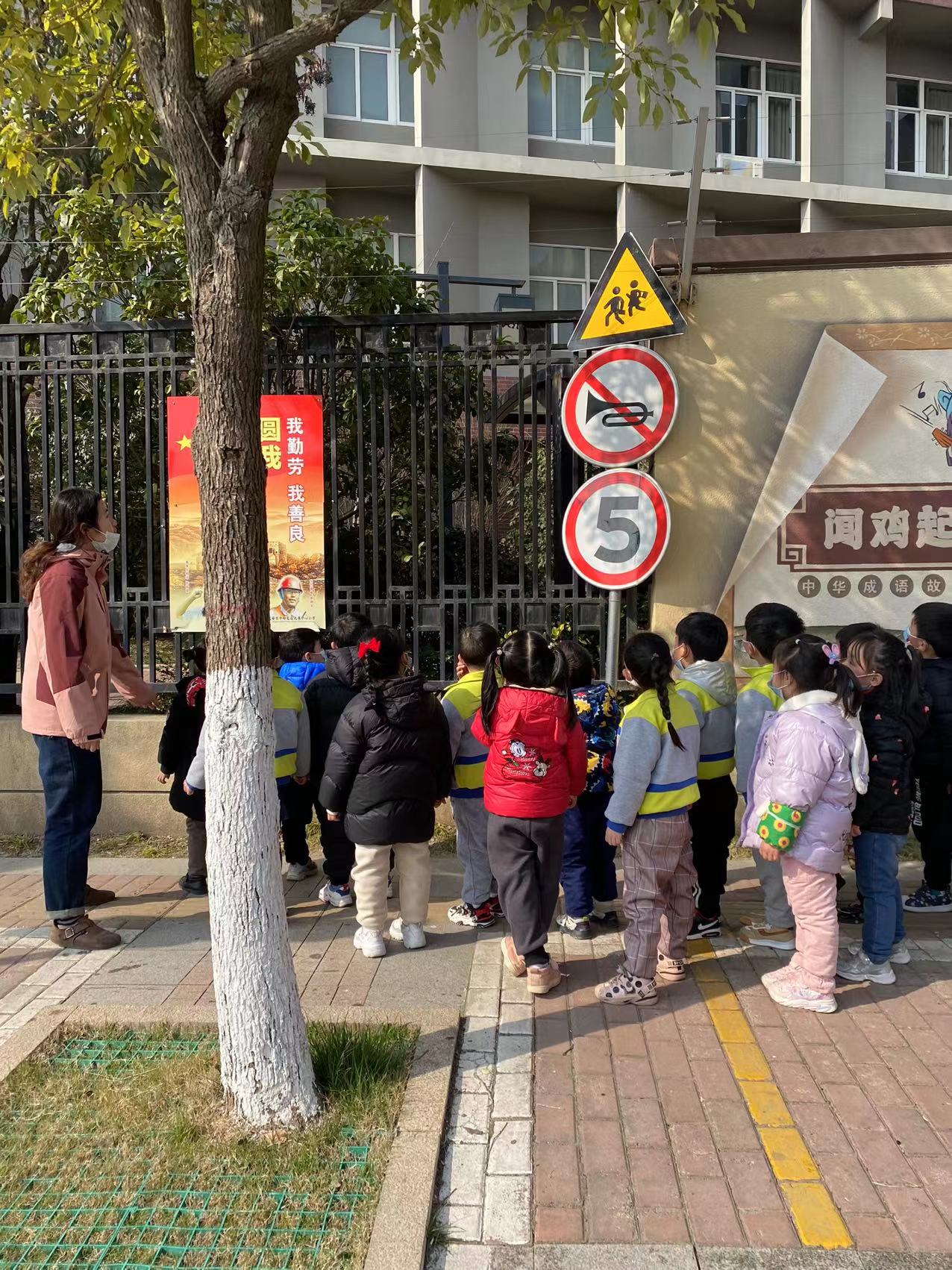 【乐活龙幼】手拉手 进社区 ——龙潭幼儿园龙岸分园中班参观社区活动