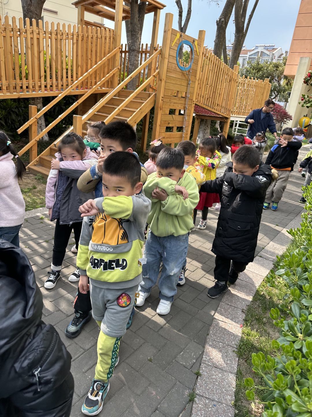 消防演习坚持做，安全意识记心间 --记龙潭幼儿园龙景分园开展消防疏散演练活动