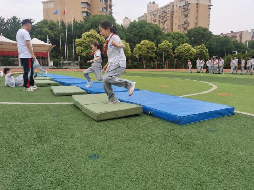 快乐体育 彰显活力——南湾营小学“童学课堂”系列研究课第410期_html_59e580bf.jpg