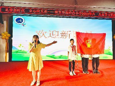 礼赞新时代 童心向未来定_html_m373dce0a.jpg